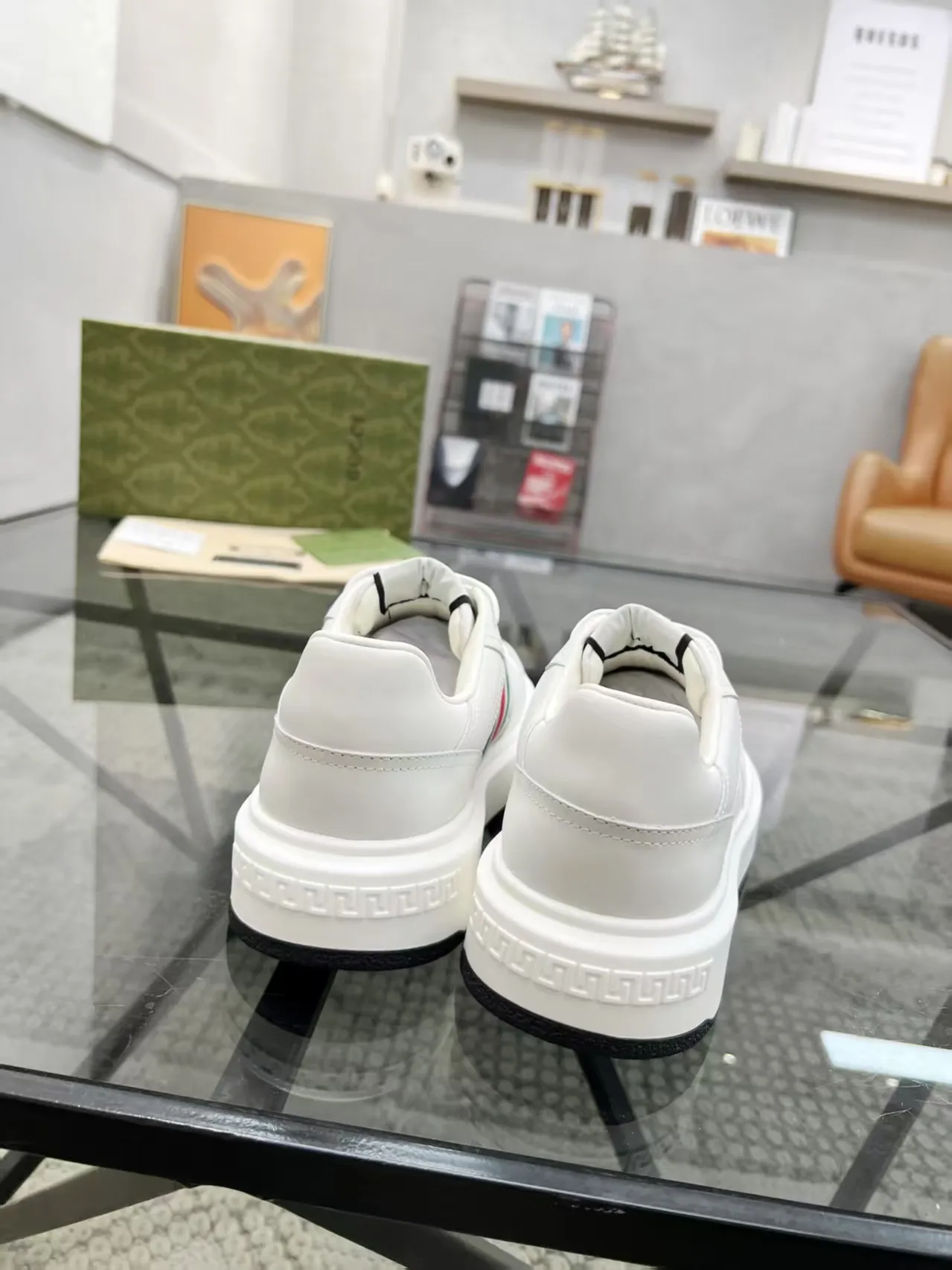 Factory price: 460💰Gucci’s new men’s shoes GUCCI] latest shoes shipped. Original quality, fashionable, made of special materials, sheepskin lining, brand new packaging. The foot feels super comfortable and the workmanship is impeccable. Size: 38-44, customized 45